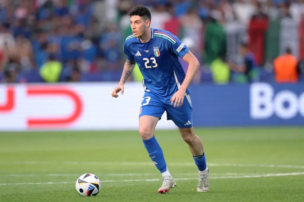 Alessandro Bastoni em ação pela Eurocopa 2024. (Photo by Alex Grimm/Getty Images)