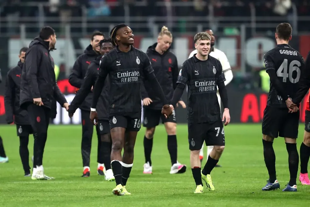 Álex Jiménez ao lado direito de Rafael Leão, com a camisa do Milan. (Photo by Marco Luzzani/Getty Images)