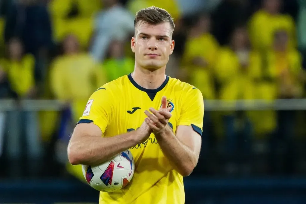 Alexander Sorloth com a bola do jogo, após marcar quatro gols com a camisa do Villarreal CF. Copyright: xAlexxCarerrasx/xIMAGOx AC_240519_2048