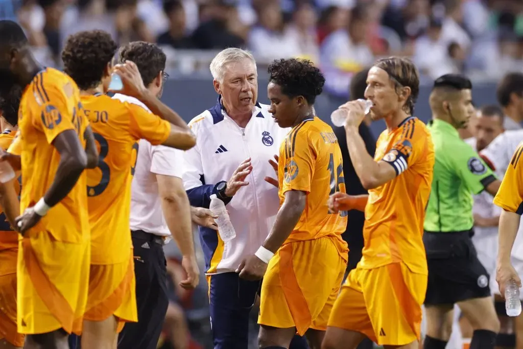 Carlo Ancelotti conversa com Endrick na beira do gramado. Photo by Joe Robbins/Icon Sportswire