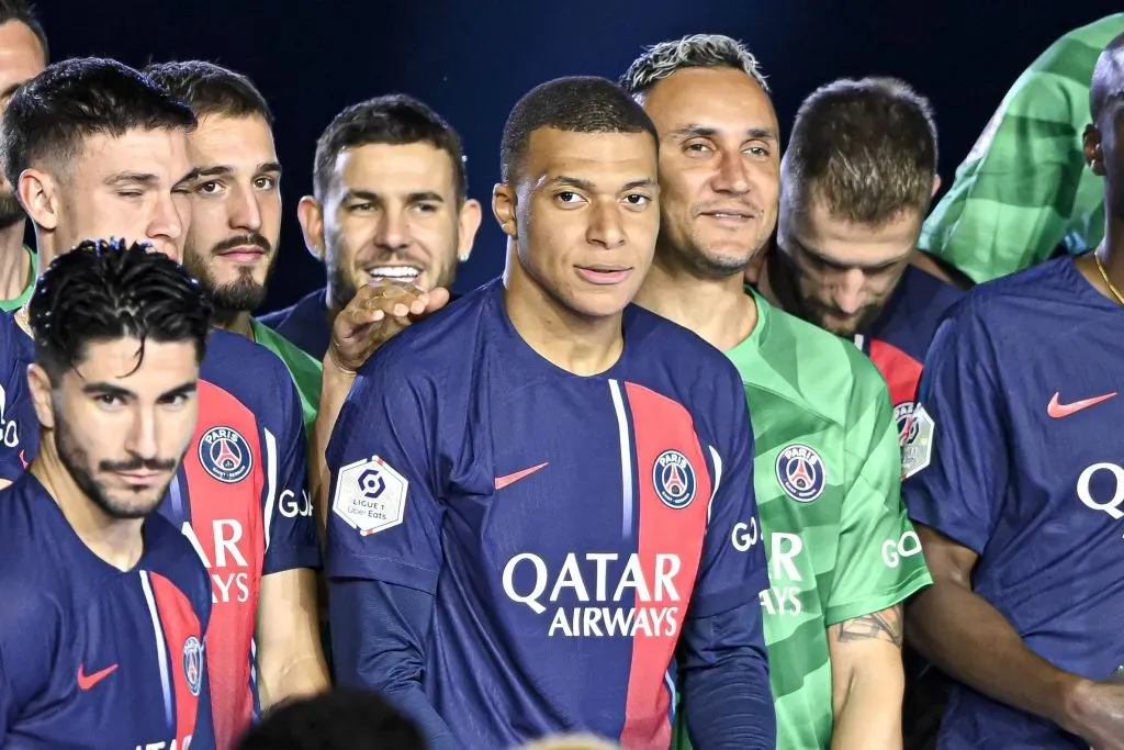 Navas ao lado de Mbappé com a camisa do PSG. Photo by Victor Joly/ABACAPRESS.COM