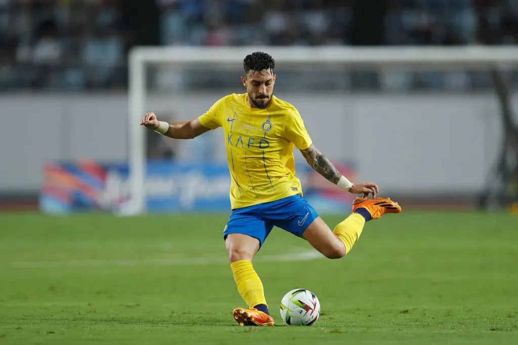 Alex Telles com a camisa do Al Nassr. Foto: IMAGO / AFLOSPORT