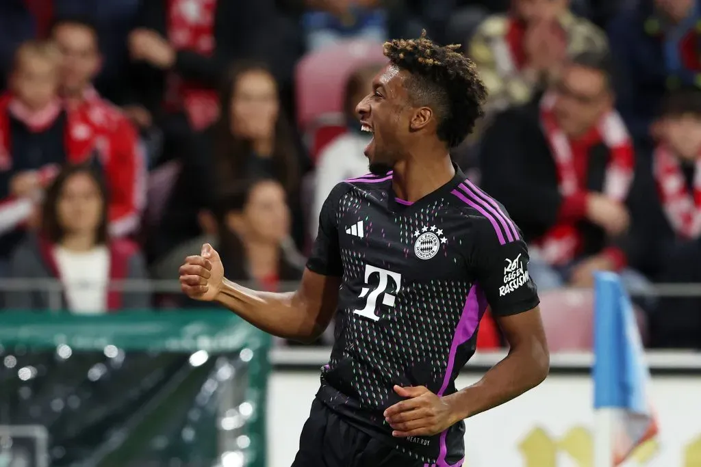 Kingsley Coman celebrando gol pelo Bayern de Munique. (Photo by Alexander Hassenstein/Getty Images)