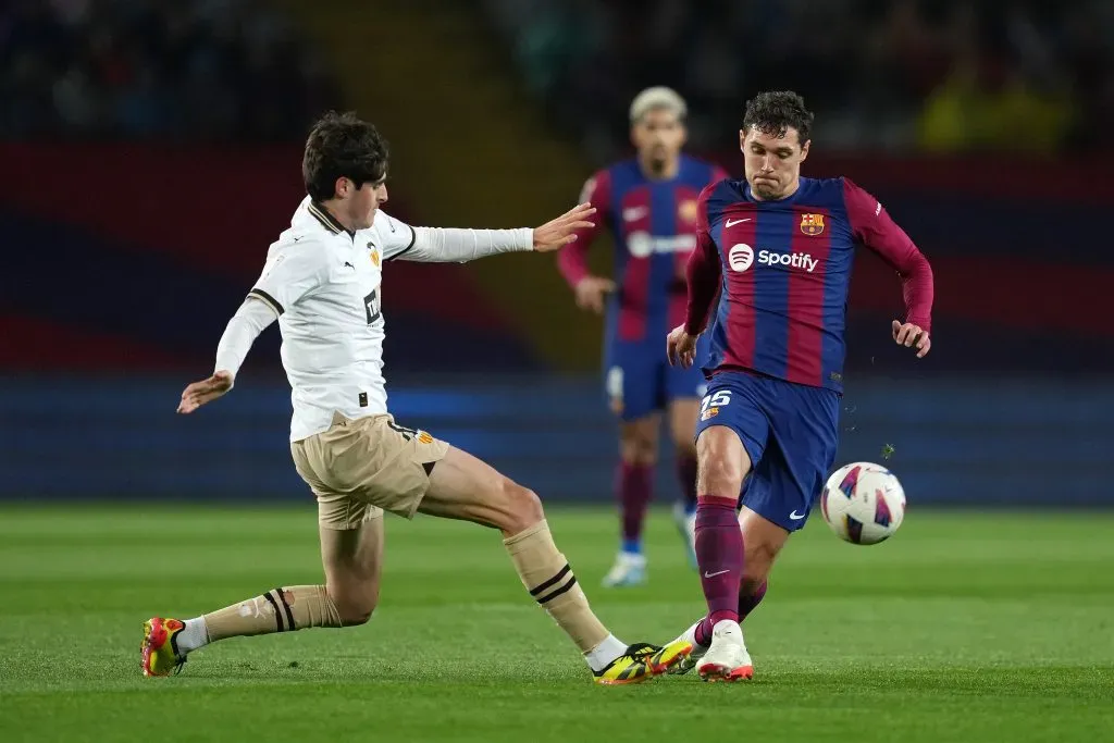 Andreas Christensen em ação pelo Barcelona. (Photo by Alex Caparros/Getty Images)