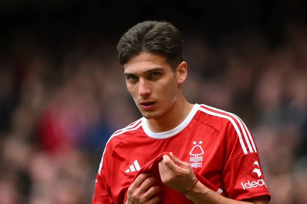 Nicolas Dominguez com a camisa do Nottingham Forest. Foto: IMAGO / Nur Photo