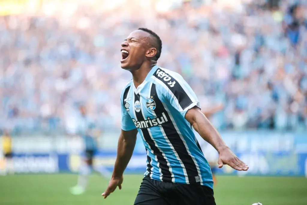 Campaz comemora gol com a camisa do Grêmio. Foto: IMAGO / The News 2