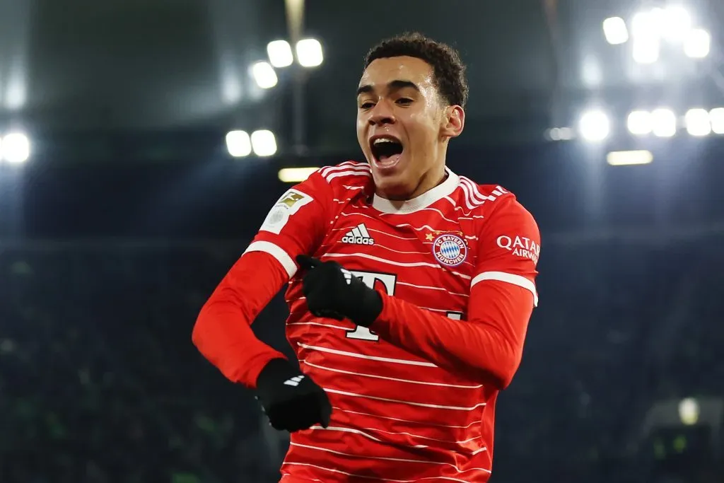 Jamal Musiala em ação pelo Bayern de Munique. (Photo by Maja Hitij/Getty Images)