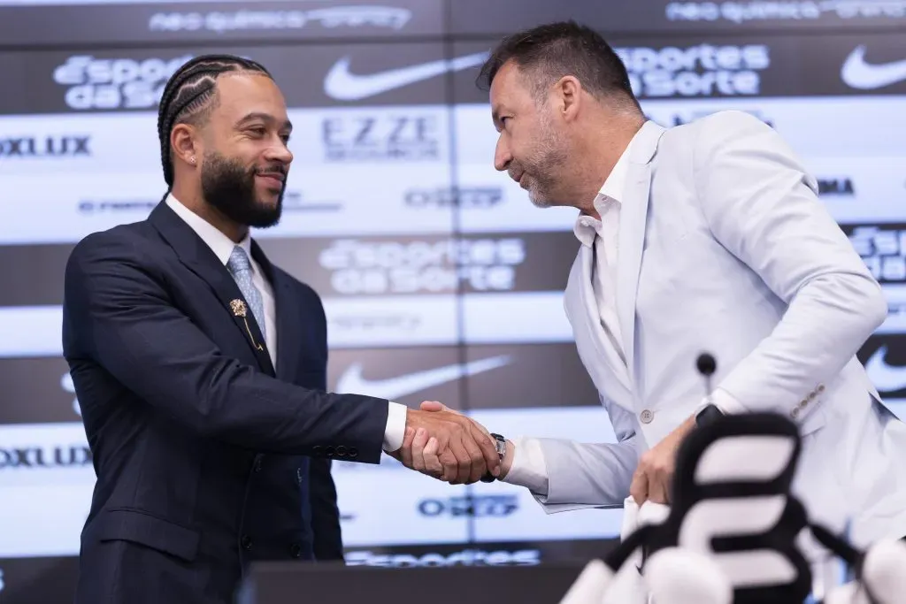 Augusto Melo e Memphis Depay no Corinthians.  Foto: Ettore Chiereguini/AGIF