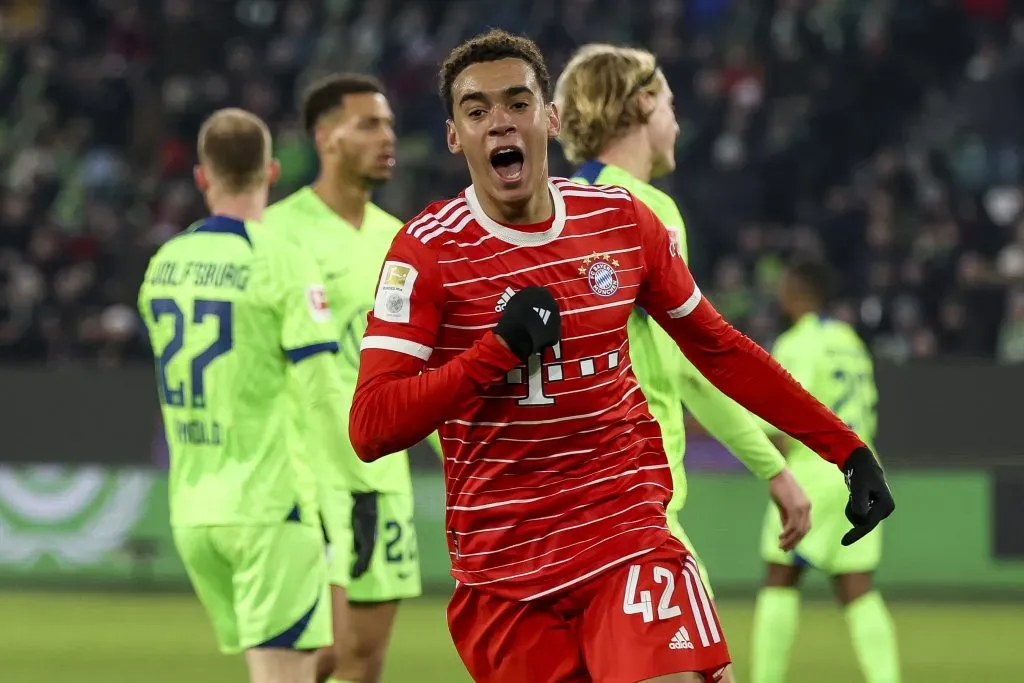 Jamal Musiala celebrando gol pelo Bayerm de Munique. (Photo by Maja Hitij/Getty Images)