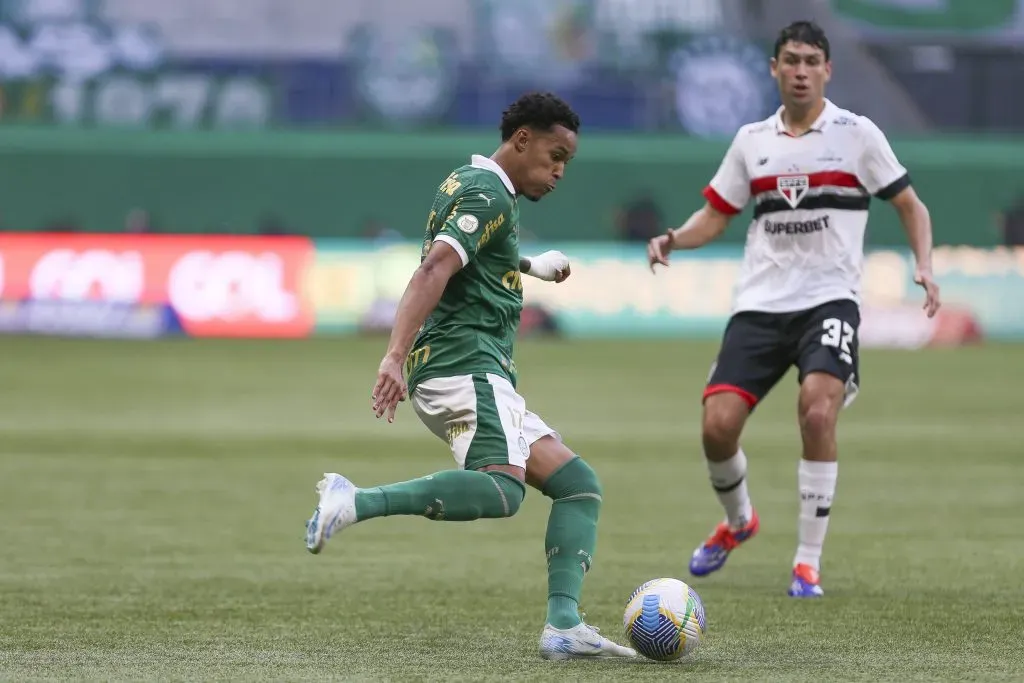 Lázaro pelo Palmeiras em partida contra o São Paulo. (Photo by Ricardo Moreira/Getty Images)