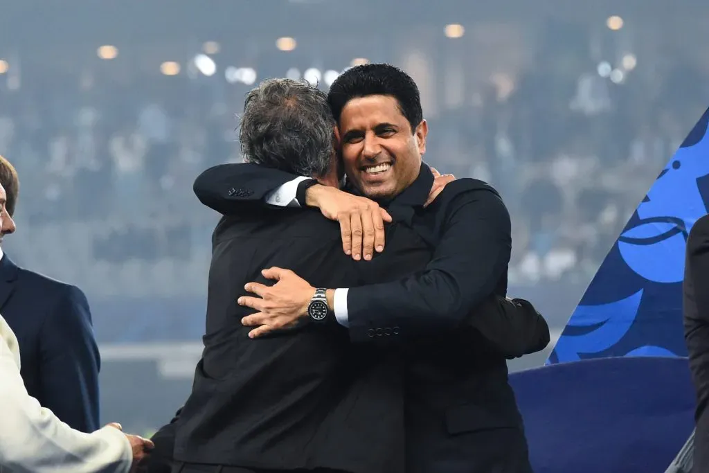 Luis Enrique Martinez, treinador do PSG comemora com Nasser Al Khelaifi, presidente do clube. Foto: IMAGO/ Panoramic