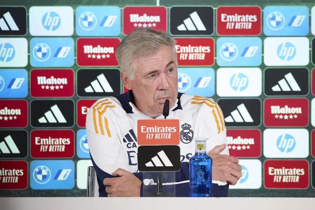 Carlo Ancelotti em entrevista pelo Real Madrid. foto: IMAGO / SOPA Images