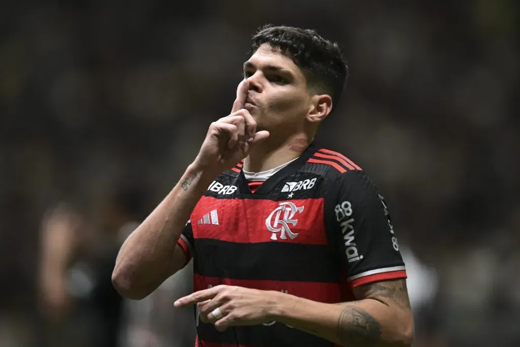 Ayrton Lucas celebrando gol pelo Flamengo. (Photo by Pedro Vilela/Getty Images)