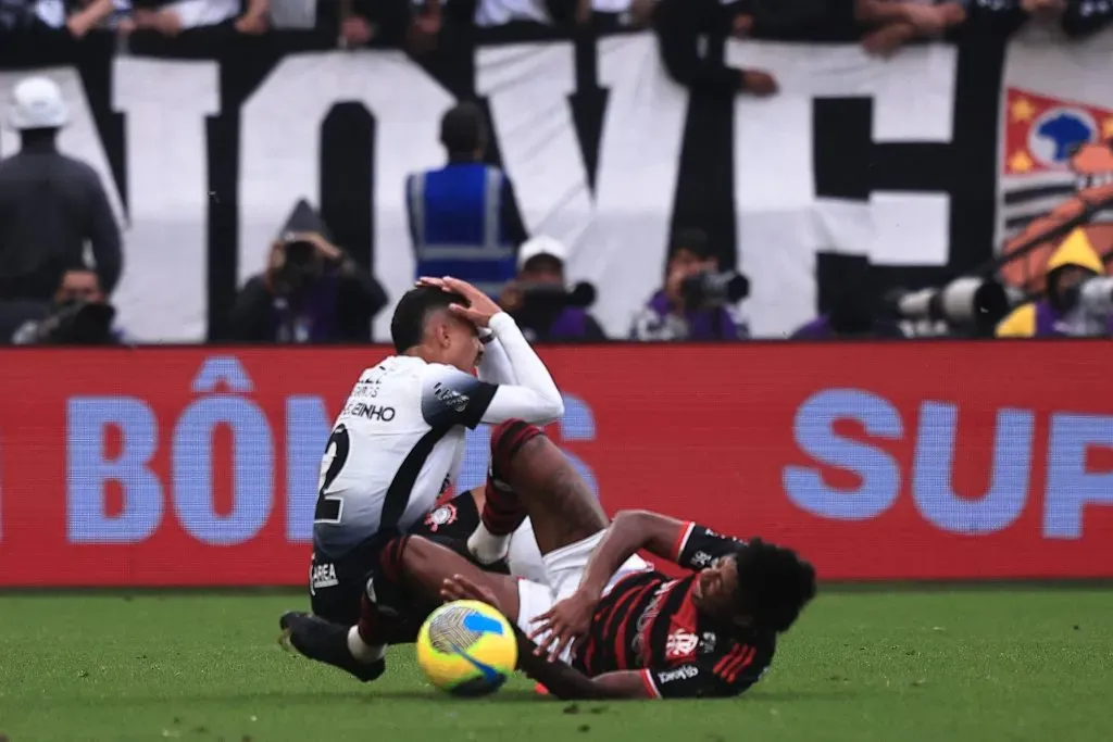 Momento do choque entre Matheuzinho e Bruno Henrique. Foto: Ettore Chiereguini/AGIF