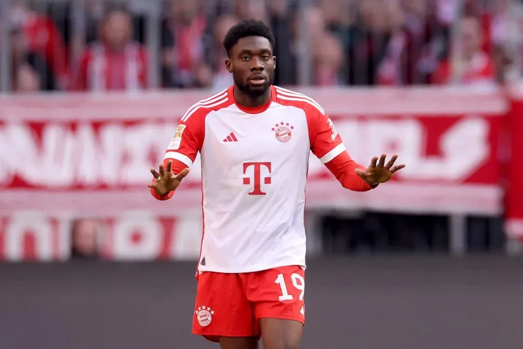 Davies em campo pelo Bayern (Photo by Alexander Hassenstein/Getty Images)