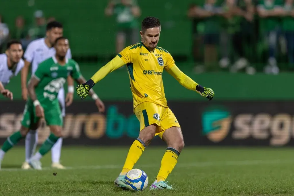 Tadeu faz gol de pênalti. Foto: Liamara Polli/AGIF