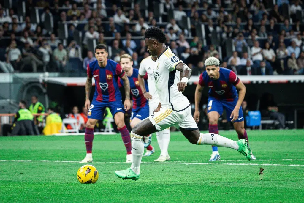 Vini Jr em cobrança de pênalti contra o Barcelona. Foto: IMAGO / Aléx Pérez.