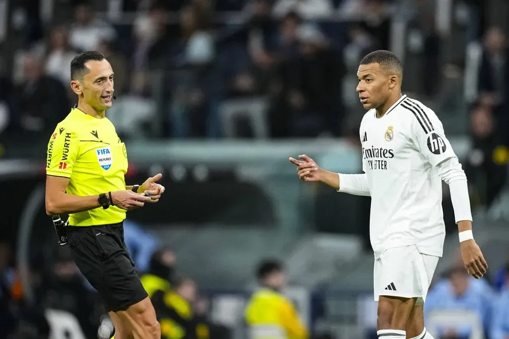 Mbappé protesta com a arbitragem em Real Madrid x Barcelona. Foto: IMAGO / Zuma Press.