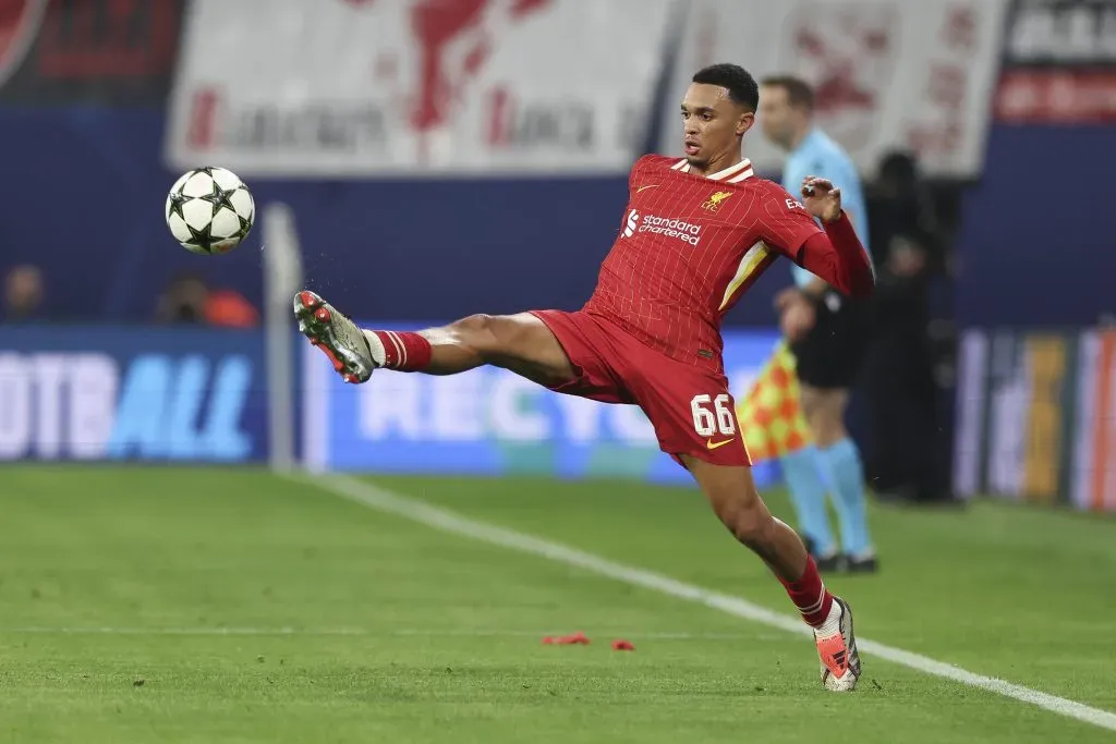 Arnold em ação pelo Liverpool na Champions. (Photo by Maja Hitij/Getty Images)