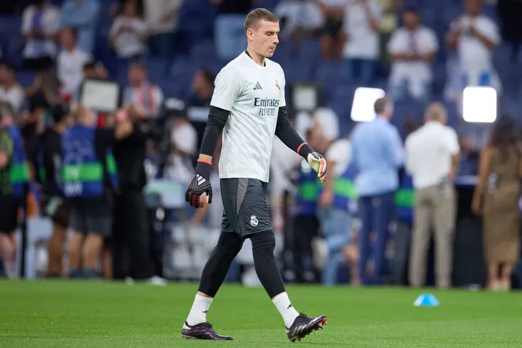 Lunin com a camisa do Real Madrid. Foto: IMAGO / PanoramiC.