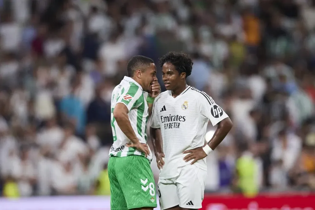 Endrick e Vitor Roque conversam em campo na La Liga. Foto: IMAGO / DeFodi.