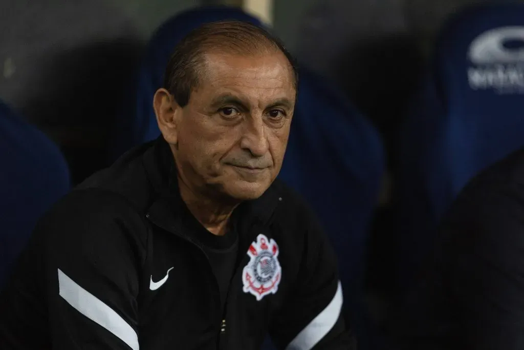 Ramón Díaz no banco de reservas do Corinthians. Foto: IMAGO / Zuma Press.