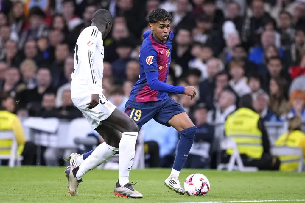 Lamine Yamal em campo em Real Madrid x Barcelona. Foto: IMAGO / Laci Perenyi.