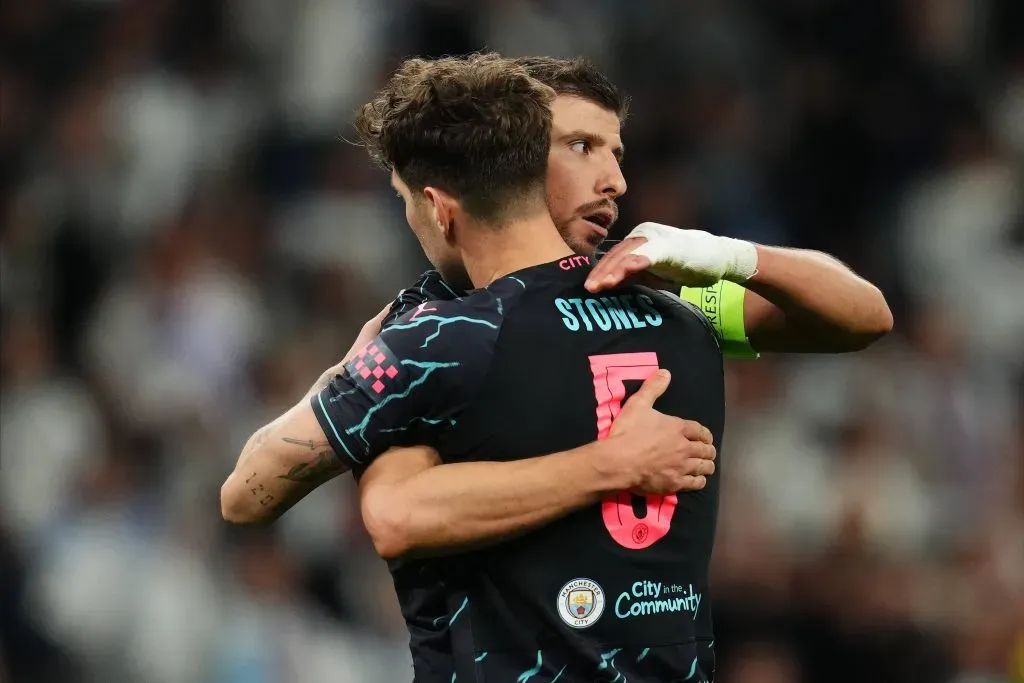 Ruben Dias e John Stones com a camisa do City. Foto: IMAGO / Pressinphoto.