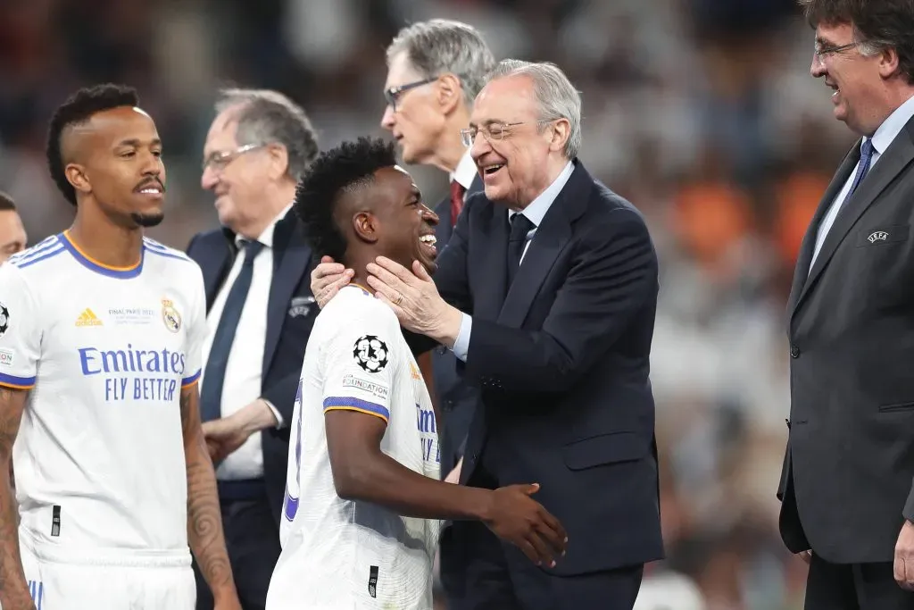 Vinicius Junior e Florentino Perez. Jogador considera uma saída do Real Madrid. Foto: IMAGO / AFLOSPORT