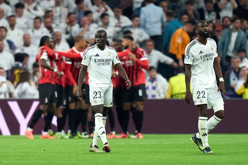 Mendy e Rüdiger lamentam gol do Milan no Bernabéu. (Photo by Angel Martinez/Getty Images)