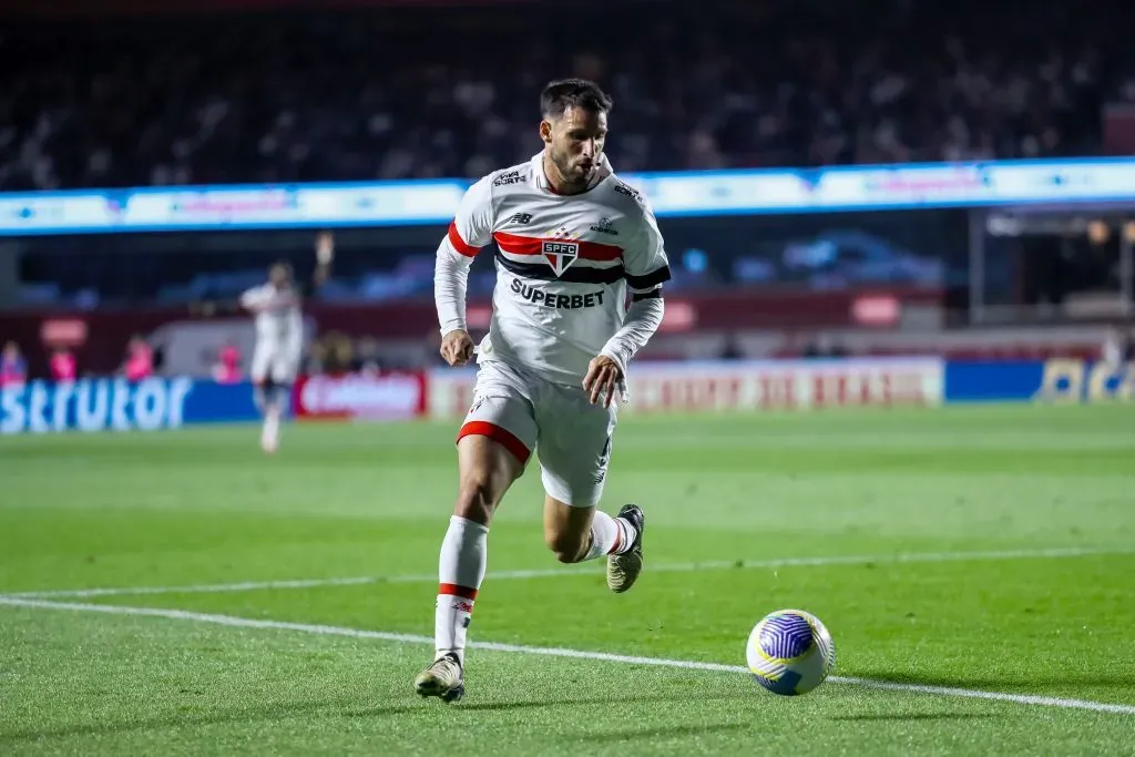 Calleri em ação com a camisa do São Paulo. Foto: Marco Miatelo/AGIF