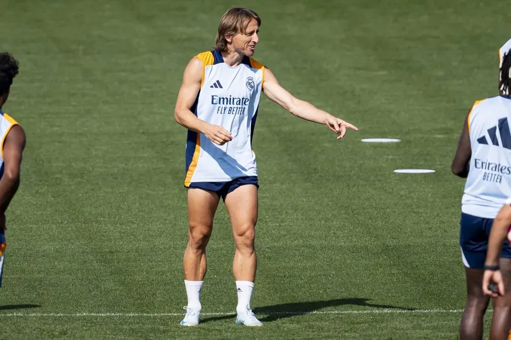 Luka Modric orienta os jogadores do Real Madrid durante o treinamento. Foto: IMAGO / Nurphoto.