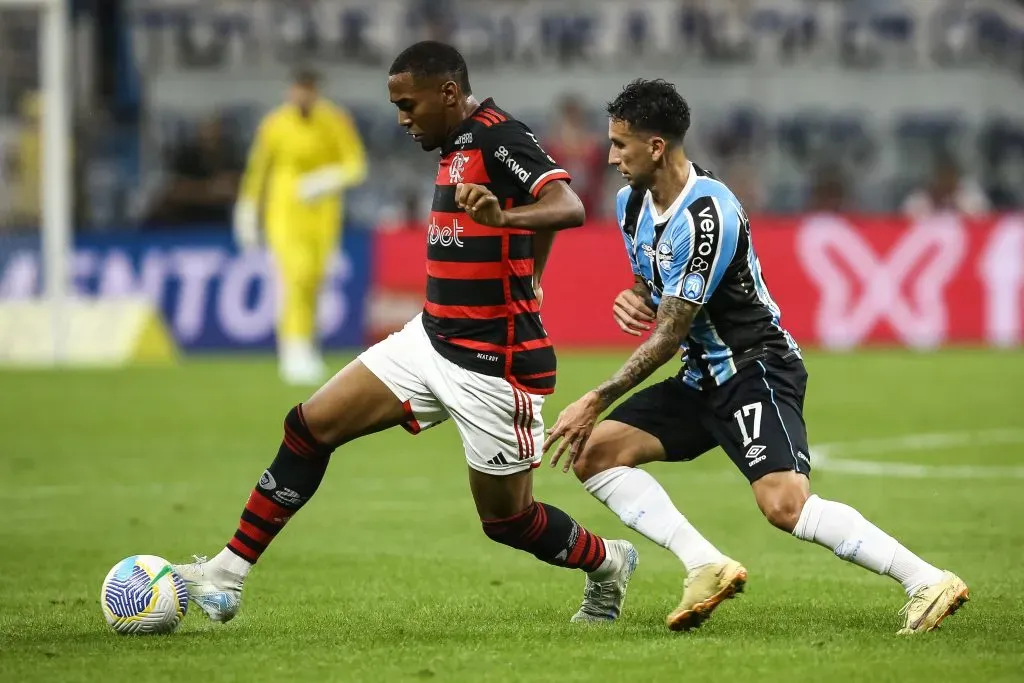 Lorran em ação pelo Flamengo. (Photo by Pedro H. Tesch/Getty Images)