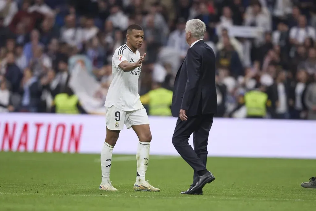 Kyliam Mbappe e Carlo Ancelotti conversam na saída de campo pelo Real Madrid. Foto: IMAGO / DeFodi.