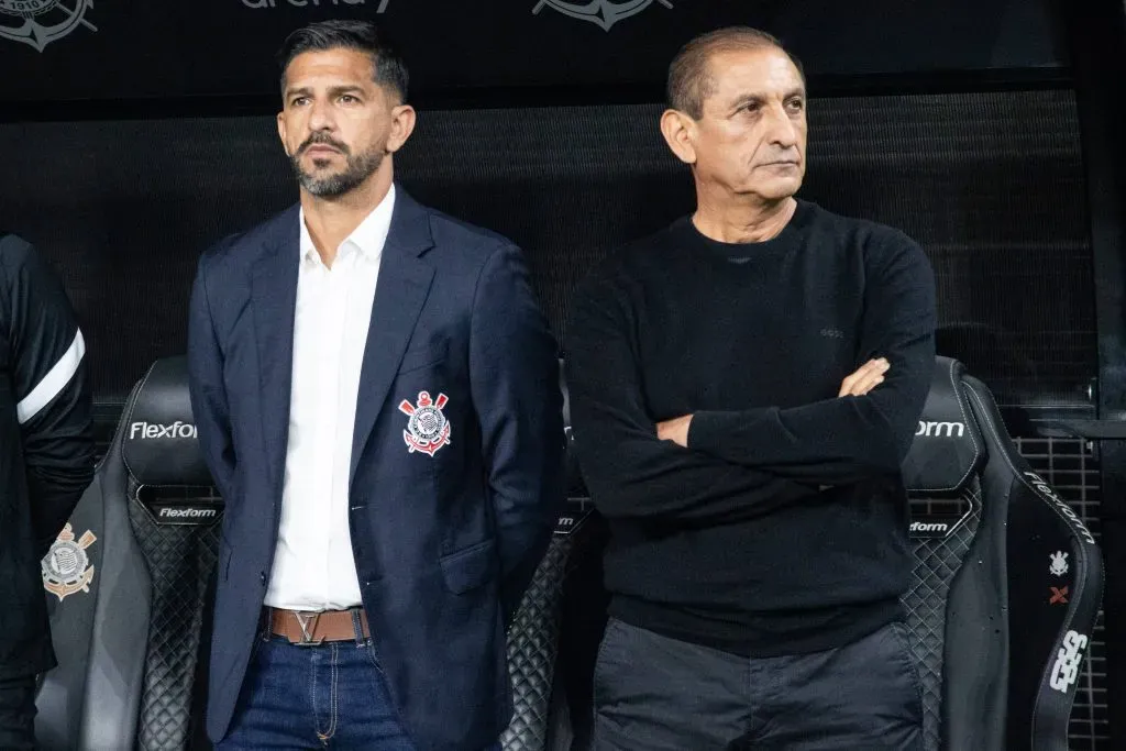 Emiliano e Ramon Diaz durante a vitória por 2 a 0 contra o Palmeiras, pelo Brasileirão Betano.