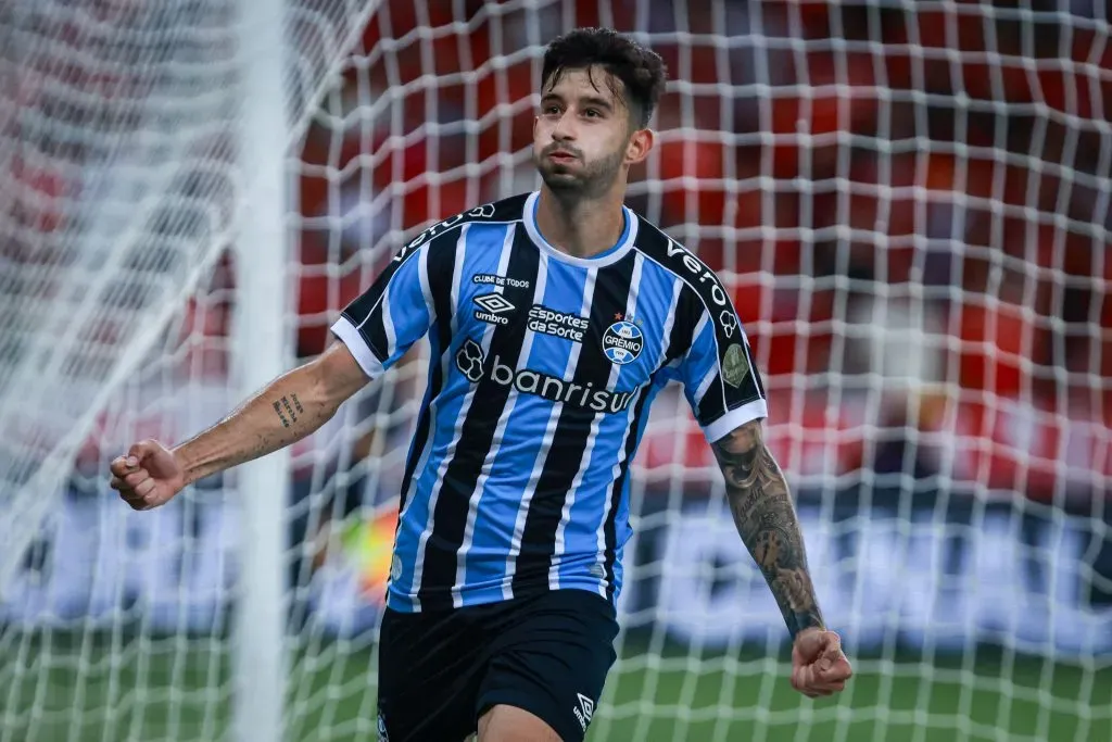 Villasanti, do Grêmio, pode se envolver em troca com o Palmeiras. Foto: Maxi Franzoi/AGIF