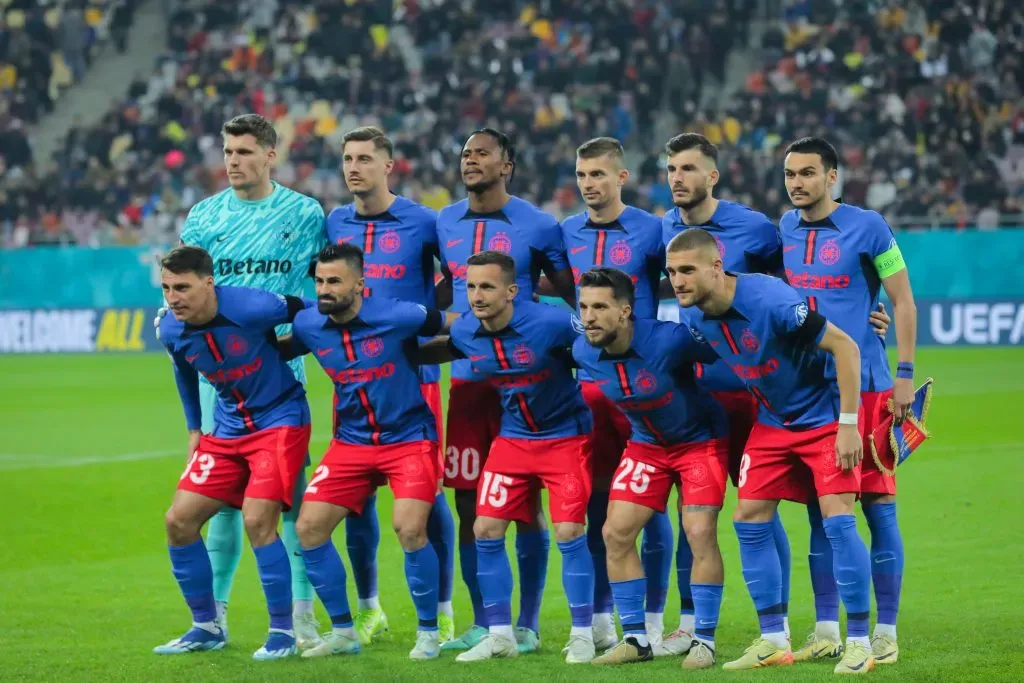 Onze inicial do FCSB contra o Midtjylland na Europa League. Foto: Vasile Mihai-Antonio/Getty Images)