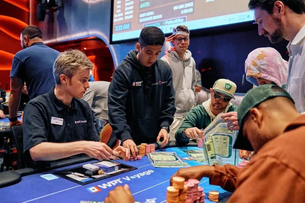 Romulo Dorea ensacando suas fichas no WPT Voyage Championship