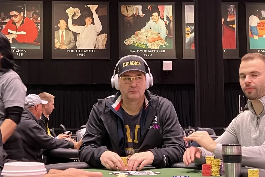 Phil Hellmuth e seu banner de campeão do Main Event da WSOP ao fundo