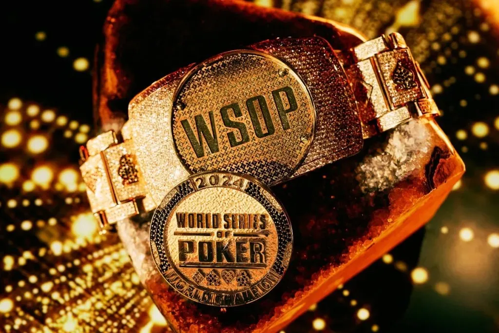 Bracelete do Main Event da WSOP 2024 com protect card (Foto: WSOP)