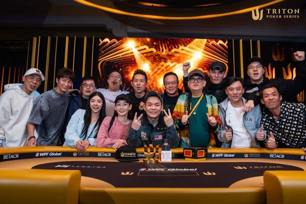 Tuck Wai Foo comemorando com os amigos (Foto: Triton Poker)