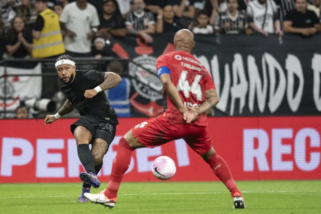 Foto: Anderson Romao/AGIF – Thiago Heleno disputando jogada com Memphis Depay no confronto contra o Corinthians na última quinta-feira, 17 de outubro.