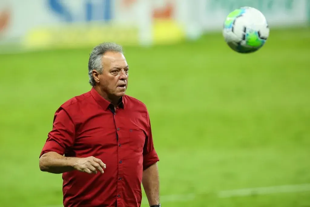 Abel Braga comandando o Internacional durante partida contra o Corinthians (Foto: Pedro H. Tesch/AGIF)