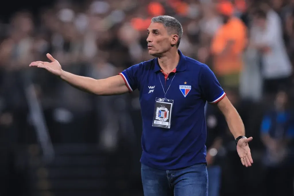 Juan Pablo Vojvoda durante partida contra o Corinthians na Copa Sul-Americana 2024. Foto: Ettore Chiereguini/AGIF