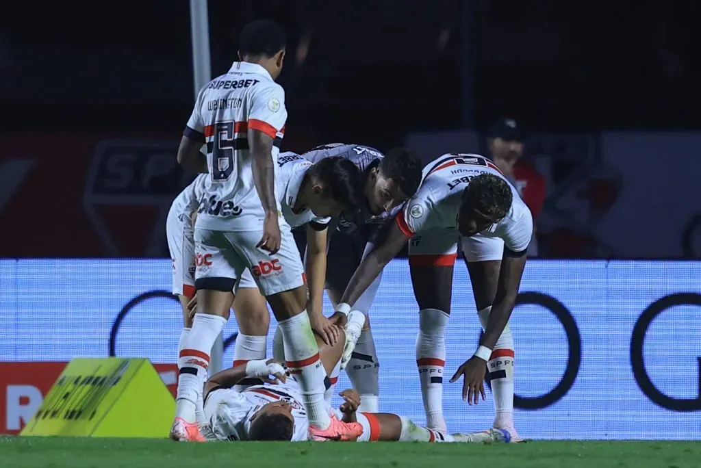 Alisson, jogador do São Paulo, deixa o campo contra o Gremio (Foto: Marcello Zambrana/AGIF)