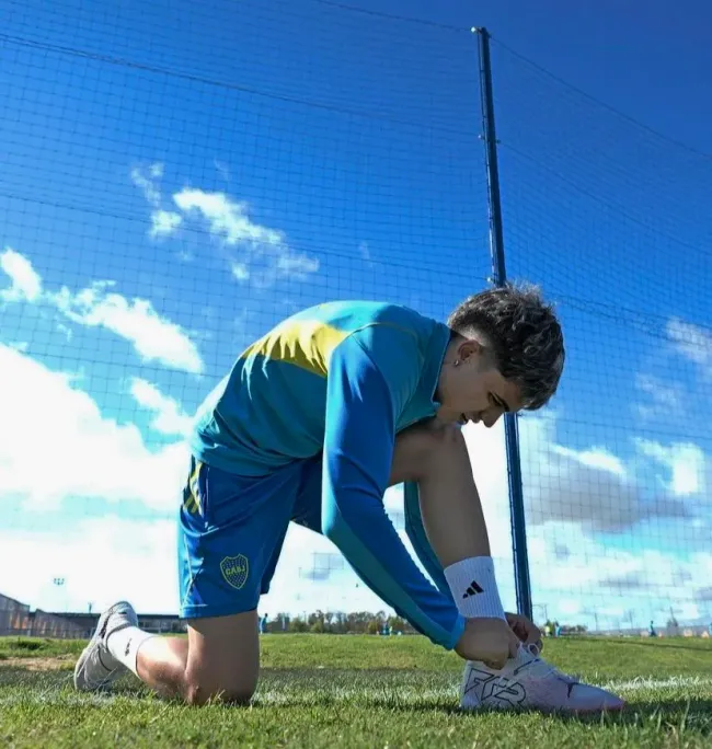 Exequiel Zeballos ya se entrena con botines. (Foto: Prensa Boca)