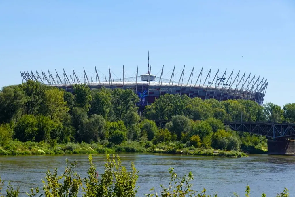 Perspectiva del Estadio Nacional de Varsovia desde el otro lado del río Vístula (IMAGO)