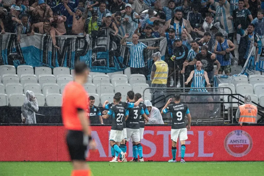 Hinchas de Racing celebran el gol del empate definitivo en Sao Paulo.