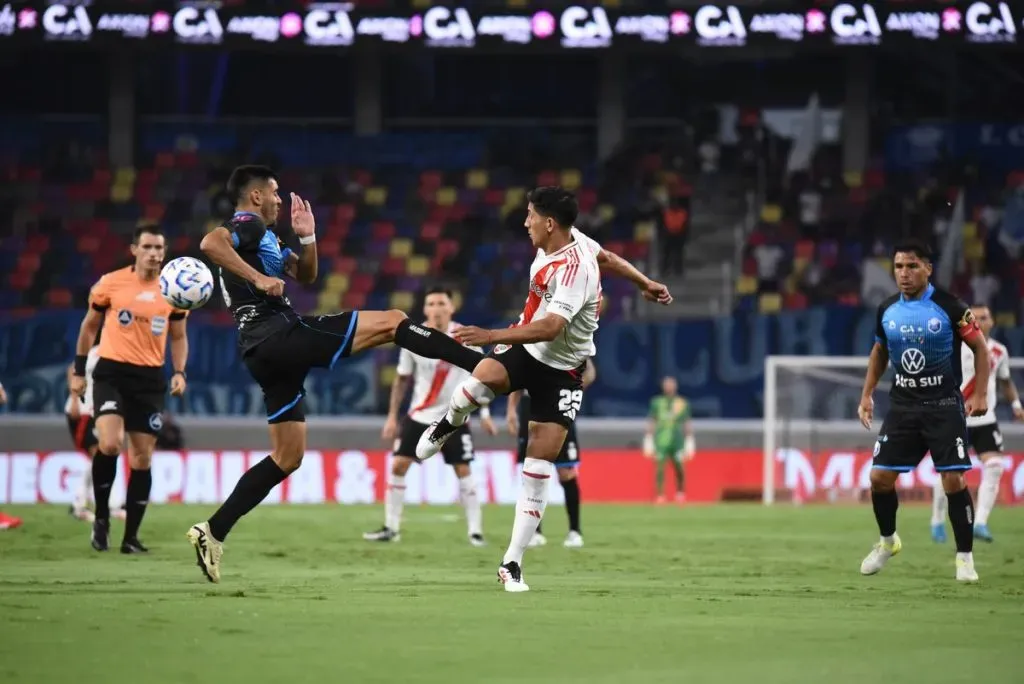 Aliendro disputando una pelota. (Foto: Copa Argentina)