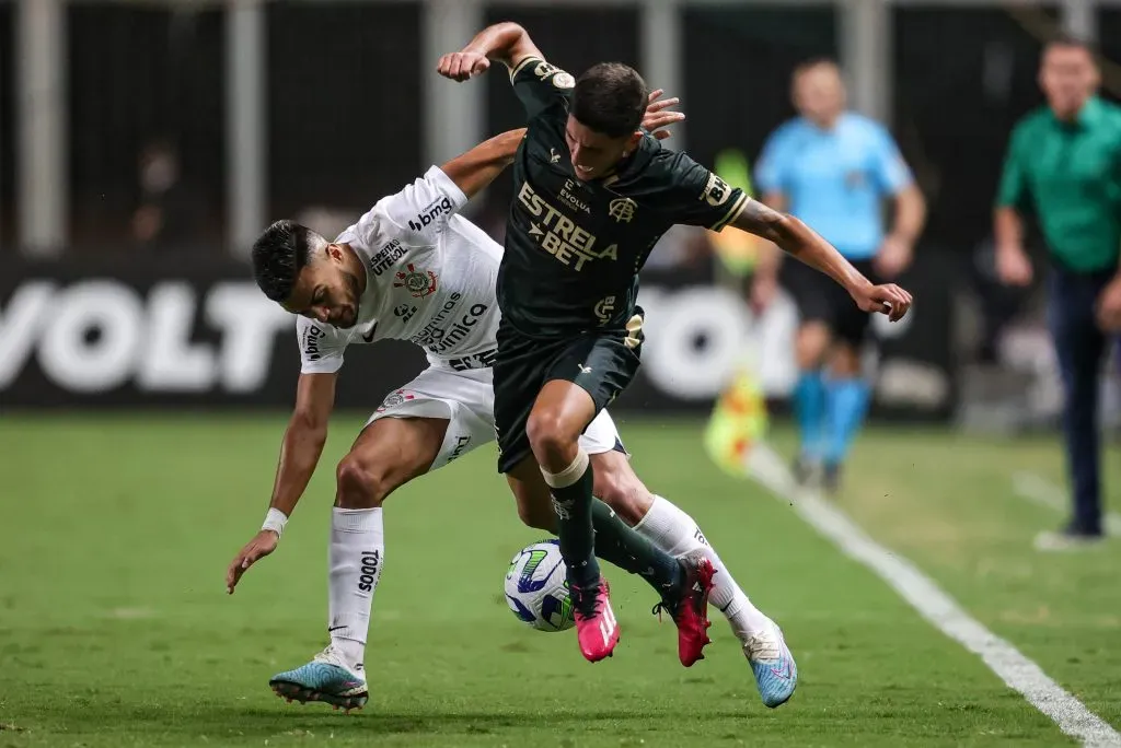 Foto: Gilson Junio/AGIF – Breno jogador do America-MG disputa lance com Fausto Vera, jogador do Corinthians, durante partida no Estádio Independência, pelo campeonato BRASILEIRO A 2023.